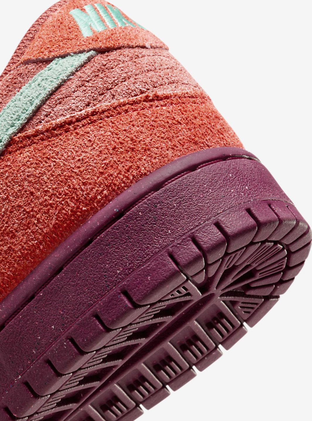 Nike SB Dunk Low Mystic Red Rosewood